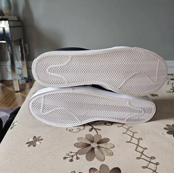 NWOB  Nike Black and White Espadrilles - Picture 5 of 6